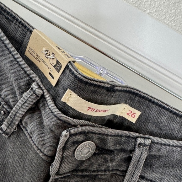 NEW Levi's 711 Skinny Jeans W26 L28 - Picture 3 of 8